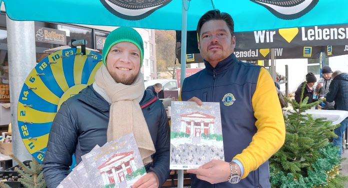Enrico Prinz (links), Präsident des Eppsteiner Clubs, und Lionsfreund Dirk Baßler verkauften fleißig Kalender beim Wintermarkt.